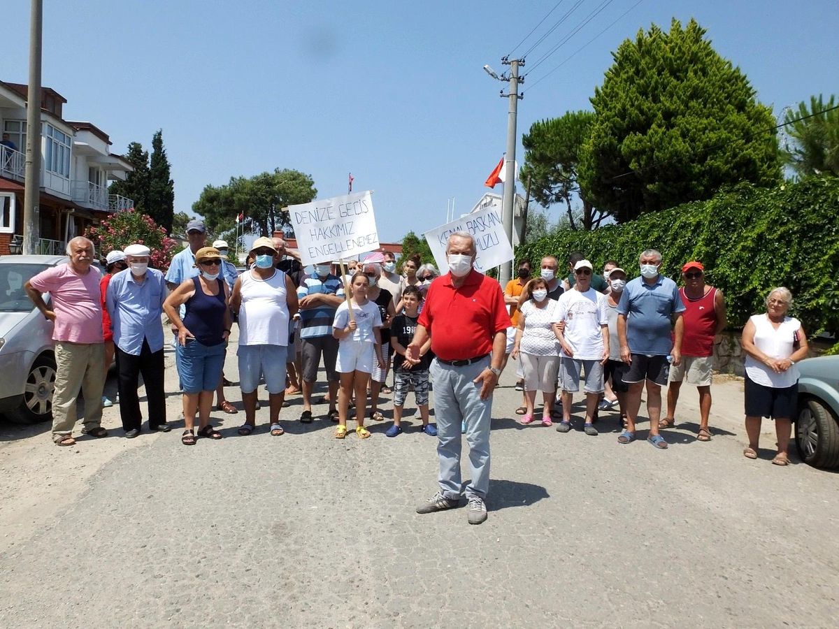 Balıkesir'de denize ulaşımı engellenen site sakinleri yol kapattı