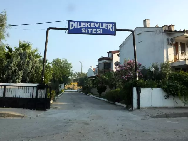 Balıkesir'de denize ulaşımı engellenen site sakinleri yol kapattı