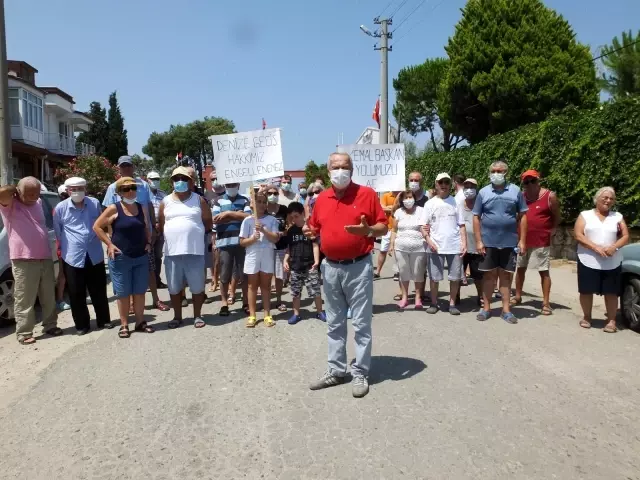 Balıkesir'de denize ulaşımı engellenen site sakinleri yol kapattı