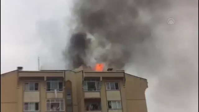 Başakşehir'de apartmanın çatısında yangın Başakşehir'de apartmanın çatısında yangın