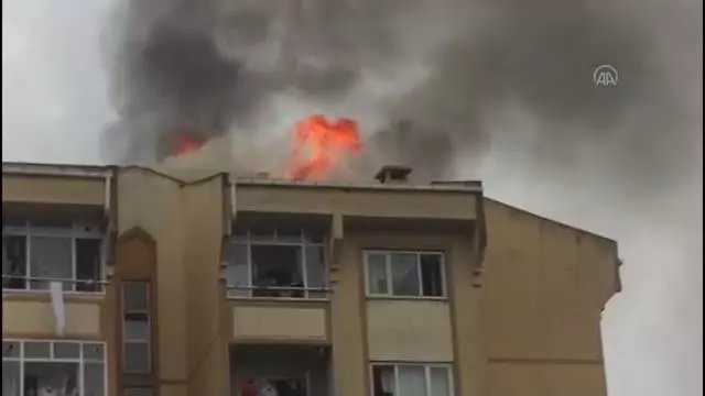 Başakşehir'de apartmanın çatısında yangın