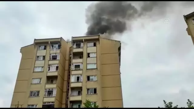 Başakşehir'de apartmanın çatısında yangın