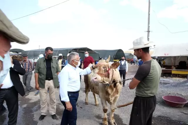 Başkan Büyükkılıç kurban satış yerlerini ve kesim alanlarını inceledi
