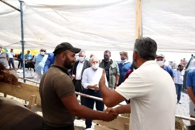 Başkan Büyükkılıç kurban satış yerlerini ve kesim alanlarını inceledi