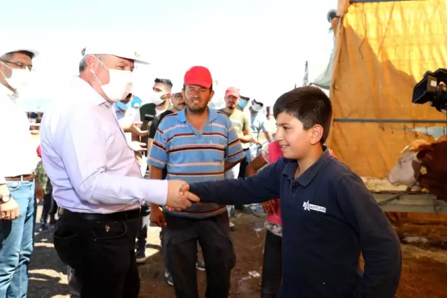 Başkan Palancıoğlu kurban pazarını gezdi, pazarlık yaptı