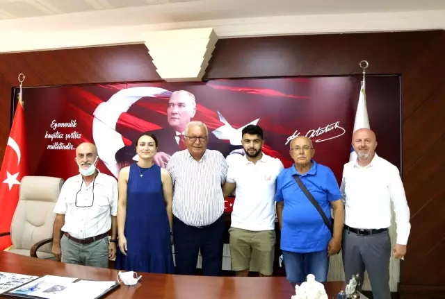 Başkan Posbıyık'a şampiyonluk formasını takdim etti