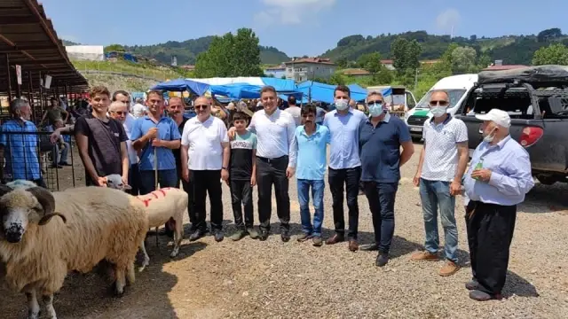 Başkan Tavlı, kurban pazarlığı yaptı, vatandaşların bayramını kutladı