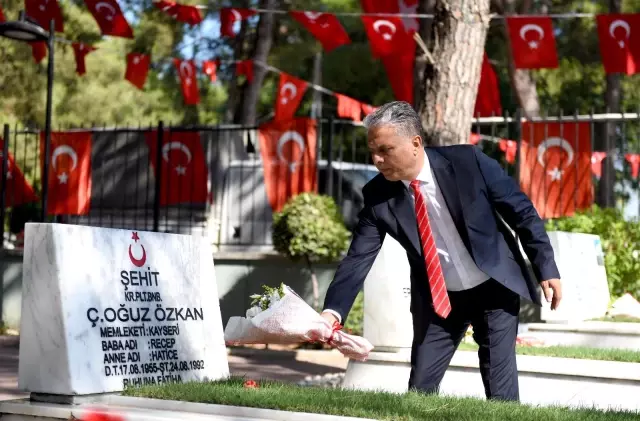 Başkan Uysal, şehit kabirlerini ziyaret edip çiçek bıraktı