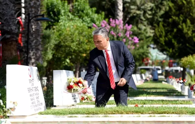 Başkan Uysal, şehit kabirlerini ziyaret edip çiçek bıraktı