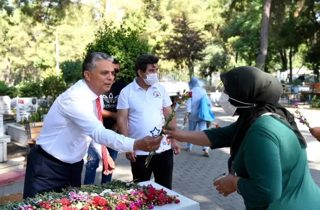 Başkan Uysal, şehit kabirlerini ziyaret edip çiçek bıraktı