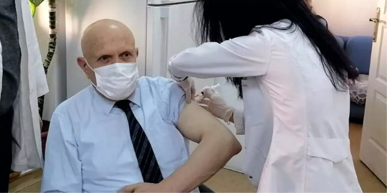 Başkanımız Pekmezci Covid-19 Aşısının İlk Dozunu Yaptırdı