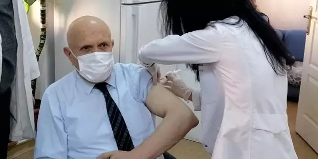 Başkanımız Pekmezci Covid-19 Aşısının İlk Dozunu Yaptırdı Başkanımız Pekmezci Covid-19 Aşısının İlk Dozunu Yaptırdı