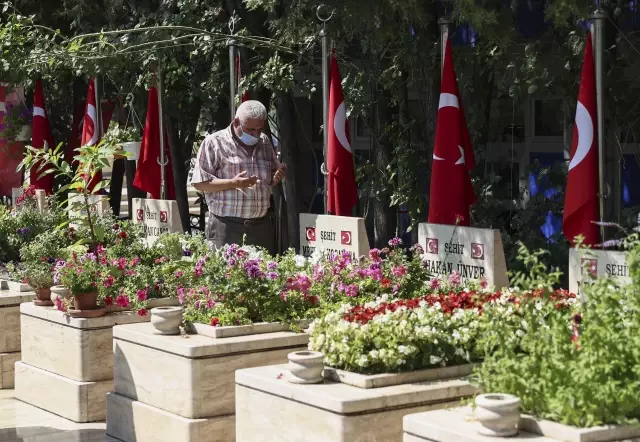 Başkentte şehit aileleri, yakınlarının kabrini ziyaret edip dualar okudu Başkentte şehit aileleri, yakınlarının kabrini ziyaret edip dualar okudu