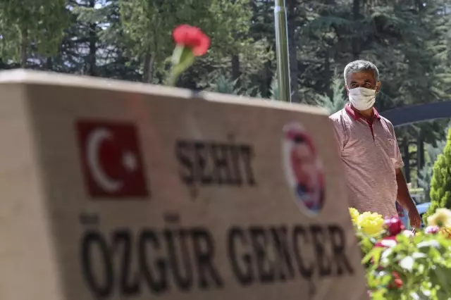 Başkentte şehit aileleri, yakınlarının kabrini ziyaret edip dualar okudu