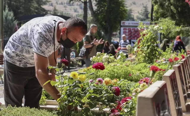 Başkentte şehit aileleri, yakınlarının kabrini ziyaret edip dualar okudu