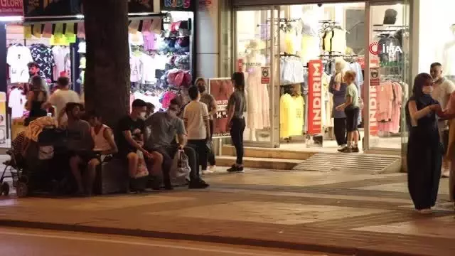 Bayram alışverişi yoğunluğu akşam saatlerine kadar devam etti