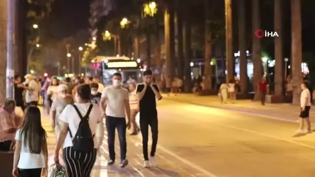 Bayram alışverişi yoğunluğu akşam saatlerine kadar devam etti
