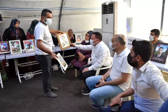 Bayram öncesinde ziyaret ettiği evlat nöbetindeki ailelerin alkışlarıyla karşılandı