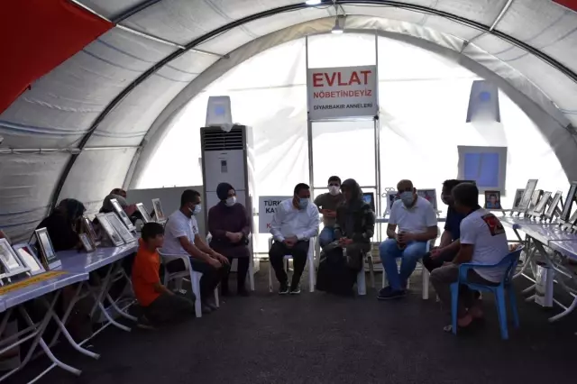 Bayram öncesinde ziyaret ettiği evlat nöbetindeki ailelerin alkışlarıyla karşılandı