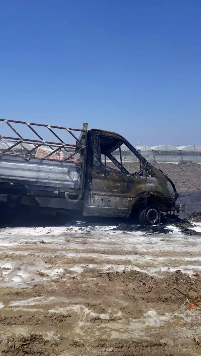 Biber tarlasında çıkan yangında kamyonet kullanılmaz hale geldi