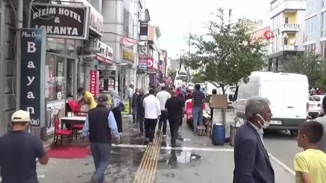 Bıçaklar kurbanlar için bileniyor Bıçaklar kurbanlar için bileniyor