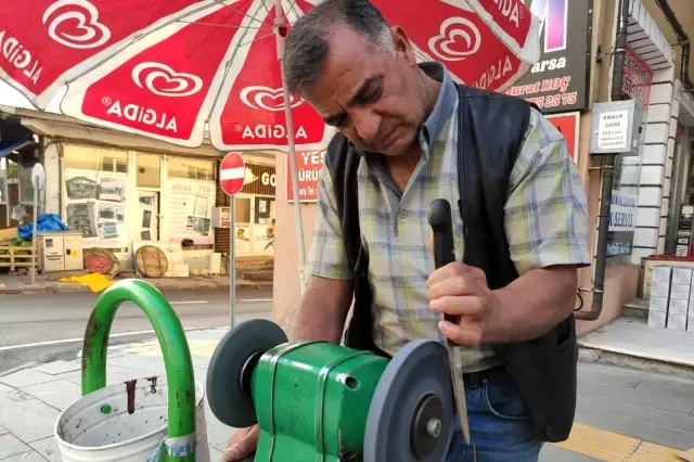 Bıçaklar, kurbanlıklar için bileniyor