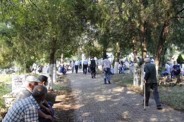 Pazaryeri halkı toplu mezarlık ziyareti geleneğini sürdürüyor