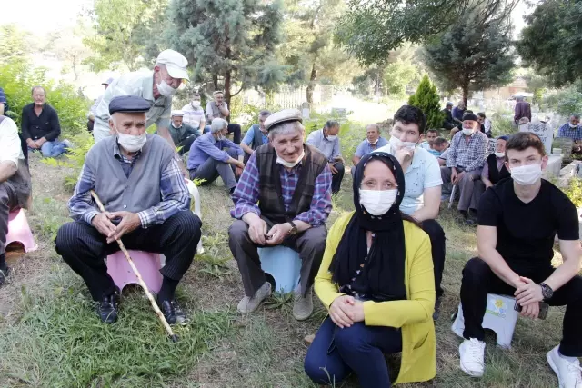 Pazaryeri halkı toplu mezarlık ziyareti geleneğini sürdürüyor