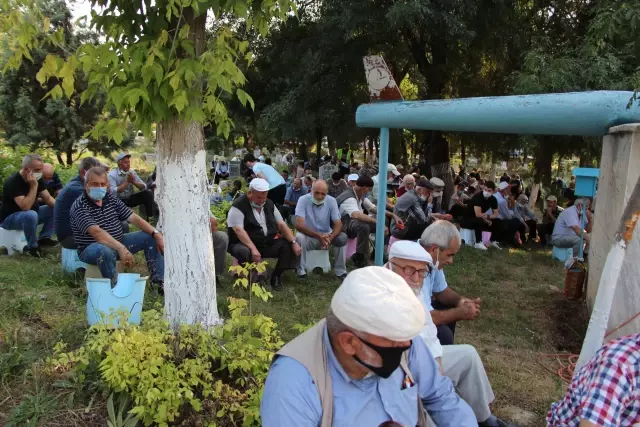 Pazaryeri halkı toplu mezarlık ziyareti geleneğini sürdürüyor