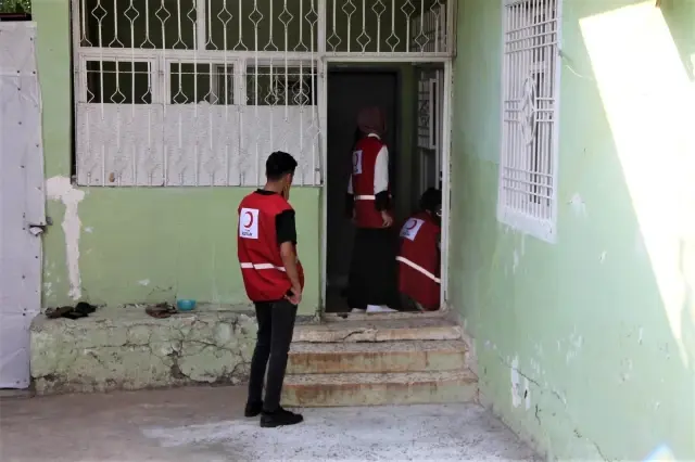 Bin yetim çocuğun bayramlık elbisesi Silopi Kızılay Şubesinden