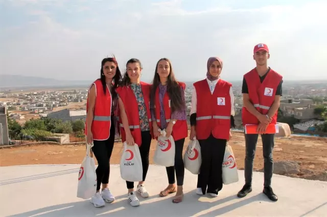 Bin yetim çocuğun bayramlık elbisesi Silopi Kızılay Şubesinden