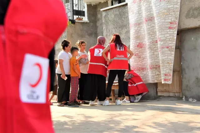 Bin yetim çocuğun bayramlık elbisesi Silopi Kızılay Şubesinden