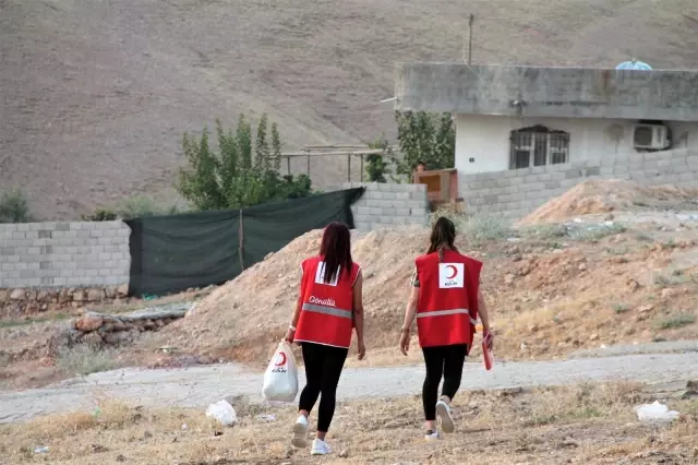 Bin yetim çocuğun bayramlık elbisesi Silopi Kızılay Şubesinden