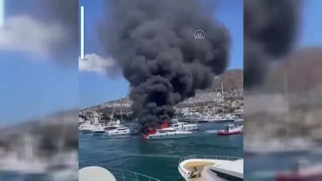 Bodrum'da motor yatta çıkan yangın (3) Bodrum'da motor yatta çıkan yangın (3)