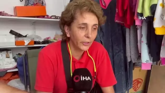 Boynuzlu gergedan böceğine gözü gibi bakıyor
