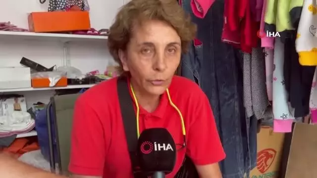 Boynuzlu gergedan böceğine gözü gibi bakıyor