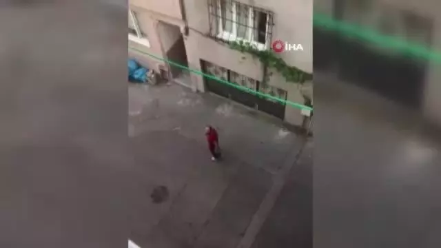Bursa'da 3. kata balta fırlattı, satırla tehdit etti
