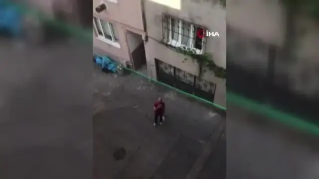 Bursa'da 3. kata balta fırlattı, satırla tehdit etti