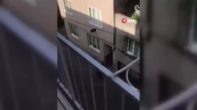 Bursa'da 3. kata balta fırlattı, satırla tehdit etti
