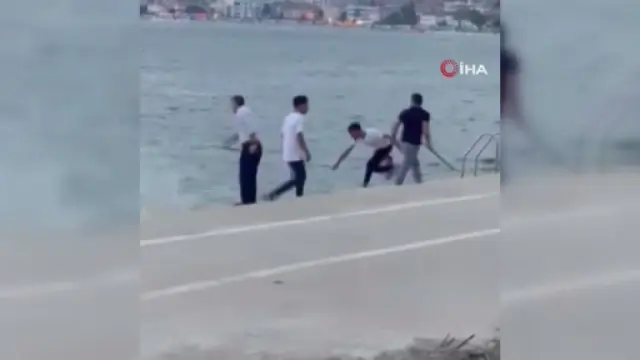 Büyükçekmece'de restoran çalışanları denize giren vatandaşlara böyle saldırdı Büyükçekmece'de restoran çalışanları denize giren vatandaşlara böyle saldırdı