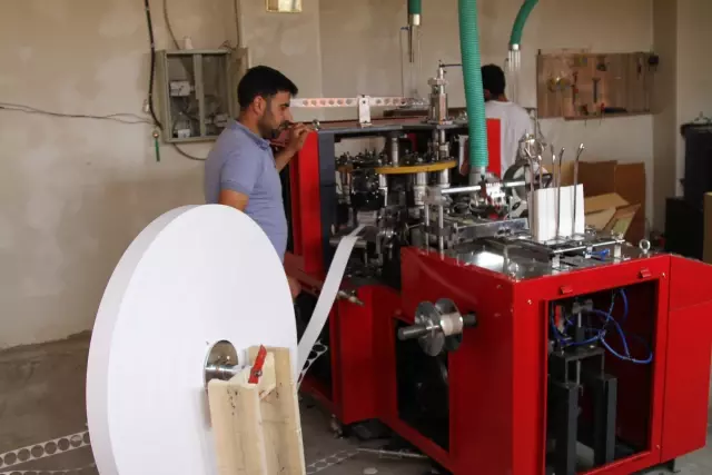 Çalıştığı fabrikadan ayrılan girişimci KOSGEB'den aldığı destekle karton bardak atölyesi kurdu Çalıştığı fabrikadan ayrılan girişimci KOSGEB'den aldığı destekle karton bardak atölyesi kurdu
