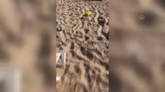 ÇANAKKALE - Bozcaada'da plajdaki şezlong ve şemsiyelere zarar veren kişilere cezai işlem uygulanacak ÇANAKKALE - Bozcaada'da plajdaki şezlong ve şemsiyelere zarar veren kişilere cezai işlem uygulanacak