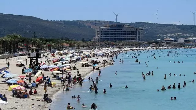 Çeşme'ye tatilci akını devam ediyor Çeşme'ye tatilci akını devam ediyor