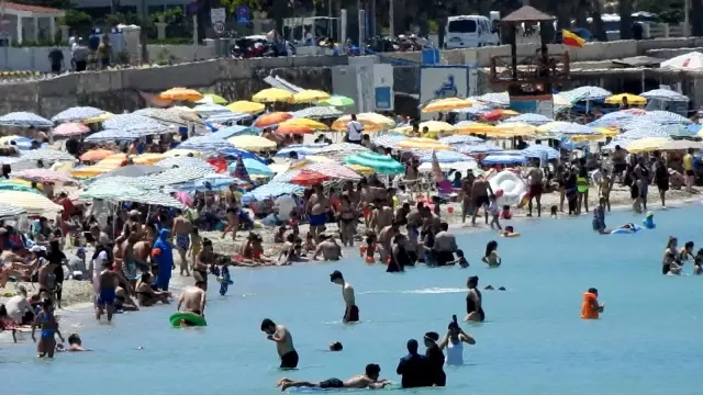 Çeşme'ye tatilci akını devam ediyor