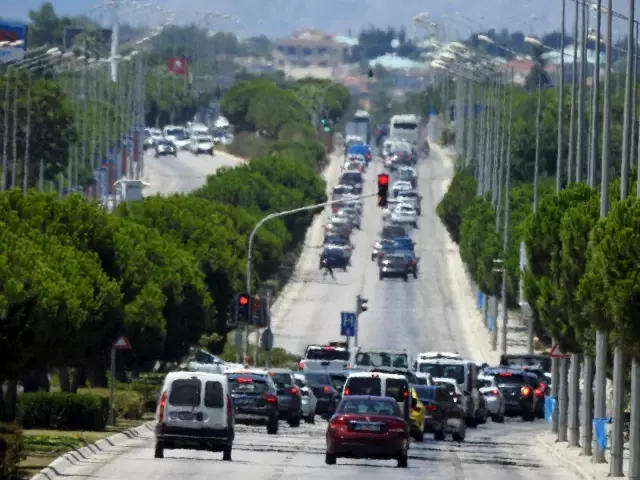 Çeşme'ye tatilci akını devam ediyor