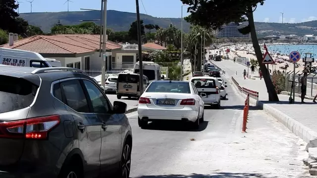 Çeşme'ye tatilci akını devam ediyor
