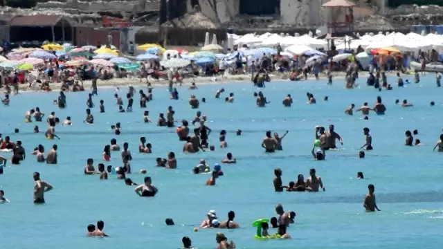 Çeşme'ye tatilci akını devam ediyor