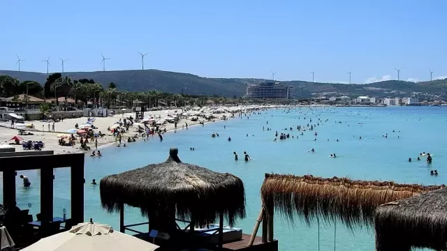 Çeşme'ye tatilci akını devam ediyor