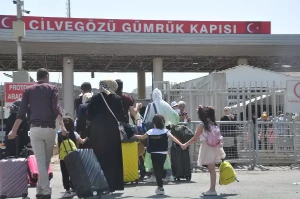 CİLVEGÖZÜ'NDEN 44 BİN 220 SURİYELİ BAYRAMLAŞMAK İÇİN ÜLKELERİNE GİTTİ