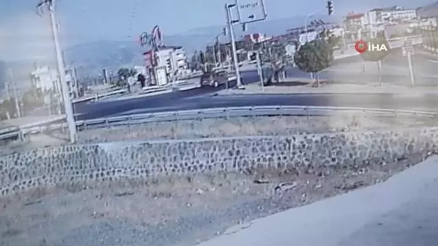 Son dakika haberleri: Cip ile otomobilin çarpıştığı kaza kamerada Son dakika haberleri: Cip ile otomobilin çarpıştığı kaza kamerada